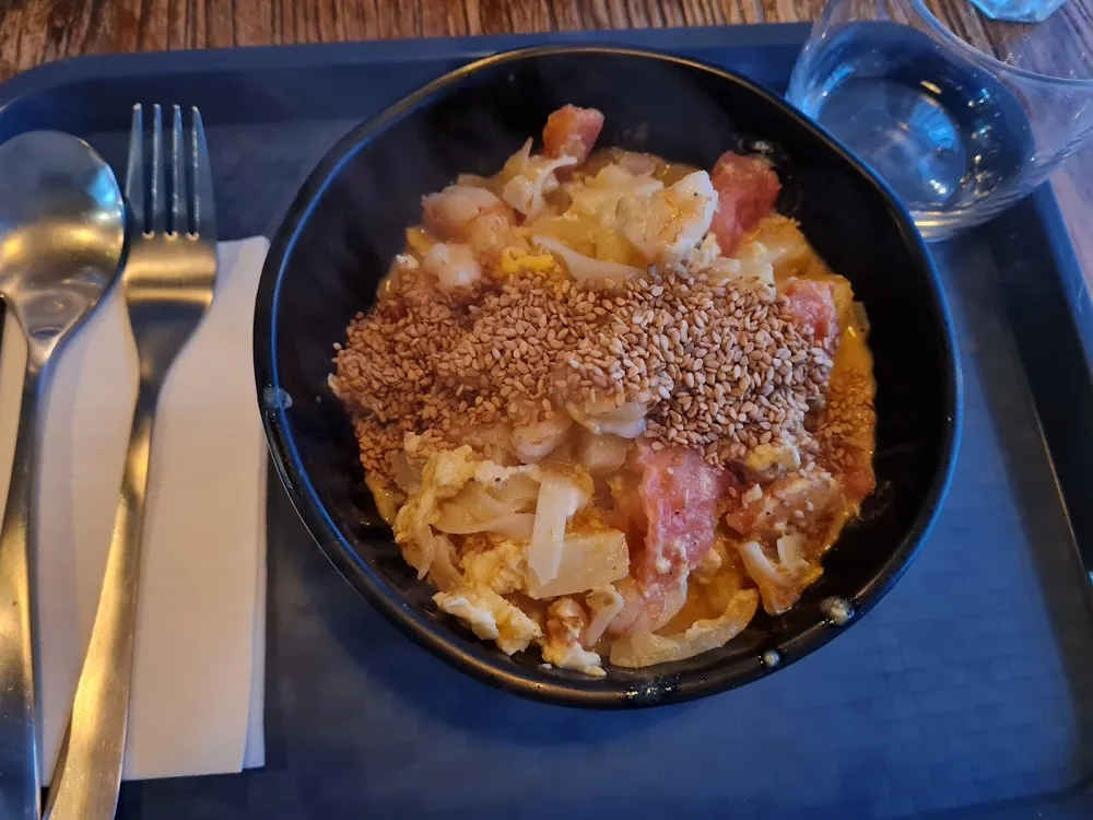 Composition À la Carte À Base de Nouilles Et Crevettes Roses